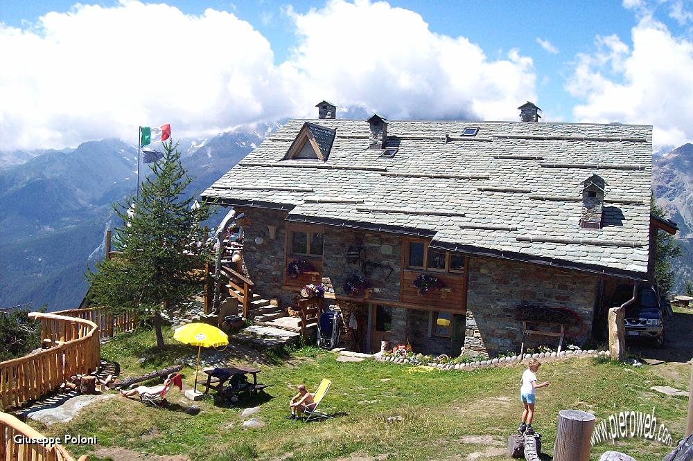 12- il rifugio Motta, in posizione dominante  .jpg